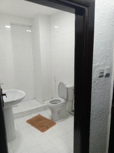 a bathroom with a toilet and a sink at فندق وقاعات مفاتيح الاقصى in Amman