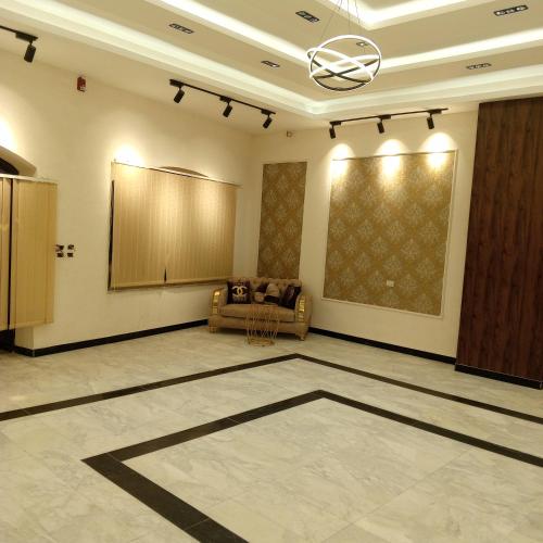 a waiting room with a couch and a projection screen at فندق وقاعات مفاتيح الاقصى in Amman