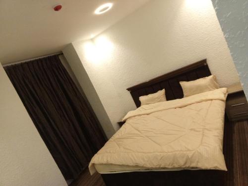 a bedroom with a bed with white sheets and pillows at فندق وقاعات مفاتيح الاقصى in Amman