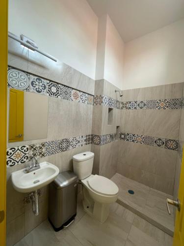 a bathroom with a toilet and a sink at Casa Nube in Ixmiquilpan