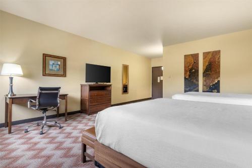 TV a/nebo společenská místnost v ubytování Best Western PLUS Cimarron Hotel & Suites