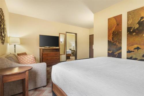 TV a/nebo společenská místnost v ubytování Best Western PLUS Cimarron Hotel & Suites