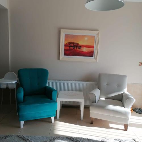 a living room with a blue chair and a table at Sultan villaları in Yalova