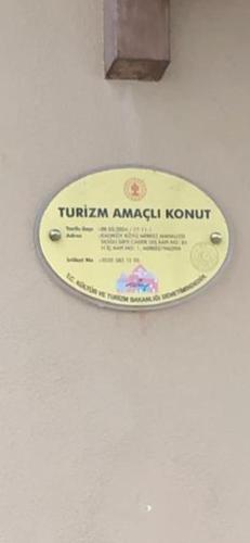 a sign on a white wall with a sign on it at Sultan villaları in Yalova