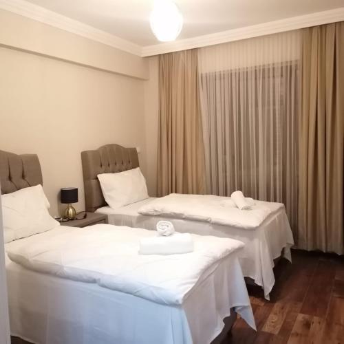 a hotel room with two beds and a window at Sultan villaları in Yalova