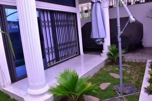 Taman di luar Detached house