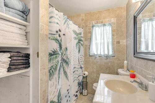 Un baño con lavabo y cortina de ducha. en Game, Swim and Explore Family Home in Pensacola, en Pensacola