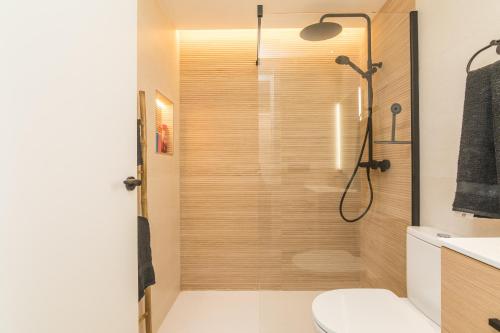 a bathroom with a shower with a toilet and a sink at Estilo y relax junto al mar in Santa Pola