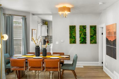 a dining room with a table and chairs at Chic and Cozy Stay in Pueblo in Pueblo