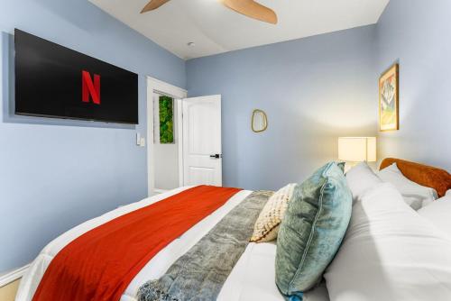 a bedroom with a large bed and a tv on the wall at Chic and Cozy Stay in Pueblo in Pueblo