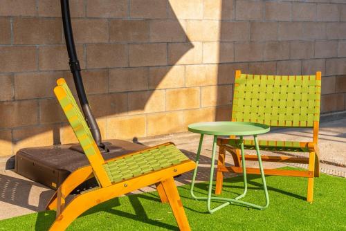 two chairs and a table and a table and a chair at Chic and Cozy Stay in Pueblo in Pueblo