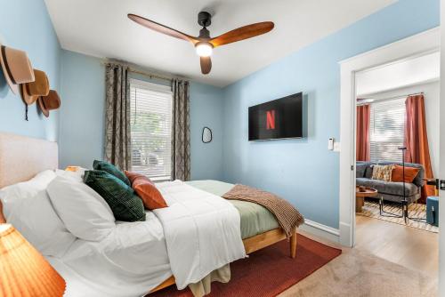 a bedroom with a bed and a ceiling fan at Chic and Cozy Stay in Pueblo in Pueblo