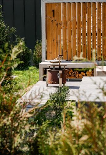 a picnic table in front of a wooden fence at Uphill Spa Chalets in Bran