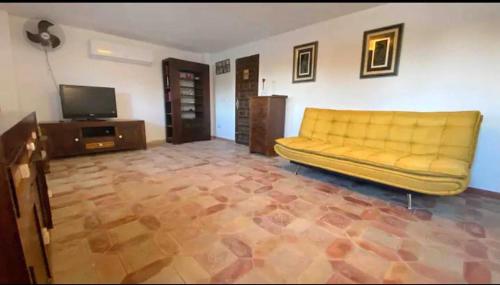 Una televisión o centro de entretenimiento en Calpe chalet privado 7 min de la playa piscina wifi parking aire barbacoa grupos