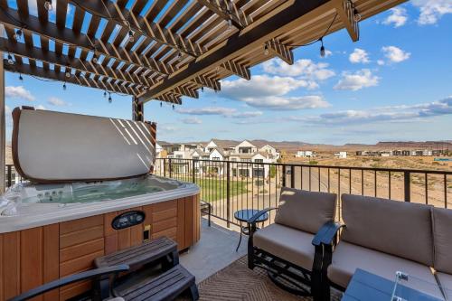 eine Terrasse mit einer Couch und einem Tisch in der Unterkunft Surfside Escape condo in St. George