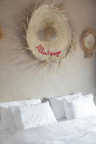 Ein Bett oder Betten in einem Zimmer der Unterkunft Atlas Agafay Horizon Marrakech Auberge & Luxury Suites