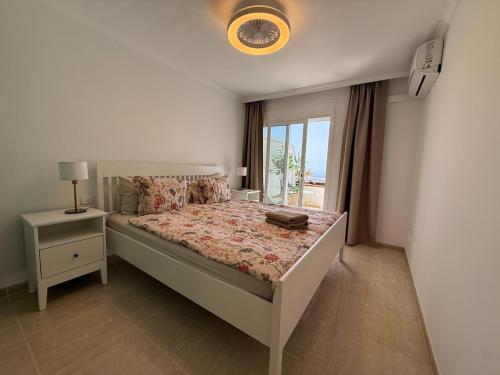 En eller flere senge i et værelse på Sunset & Ocean Dream Apartment