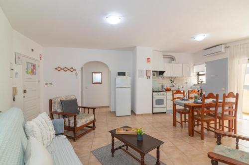a living room with a couch and a table at Mira Sol - Silhueta Citadina in Portimão