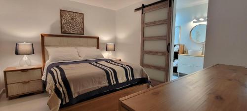 里奥格兰德Brisa's De Puerto Rico B302的卧室里有一张床、一张桌子和一面镜子