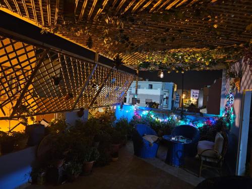 a patio with a lot of plants and lights at Appartement avec Terrasse in Larache