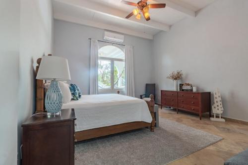 Ein Bett oder Betten in einem Zimmer der Unterkunft Casa Bella Grand Estate with Ocean Views Pool and Waterfall