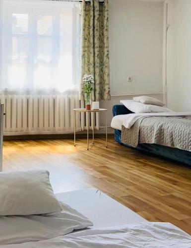 a bedroom with two beds and a window at Duży apartament z kuchnią i łazienką in Namysłów