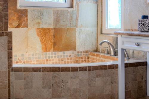 Ein Badezimmer in der Unterkunft Casa Bella Grand Estate with Ocean Views Pool and Waterfall