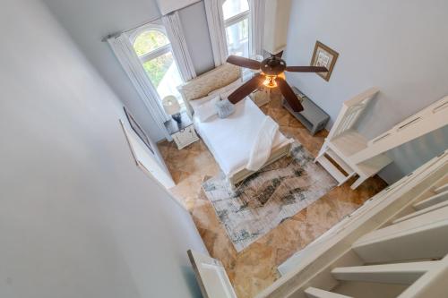 Ein Bett oder Betten in einem Zimmer der Unterkunft Casa Bella Grand Estate with Ocean Views Pool and Waterfall
