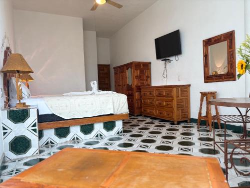 Una televisión o centro de entretenimiento en Hotel Fiesta Palmar