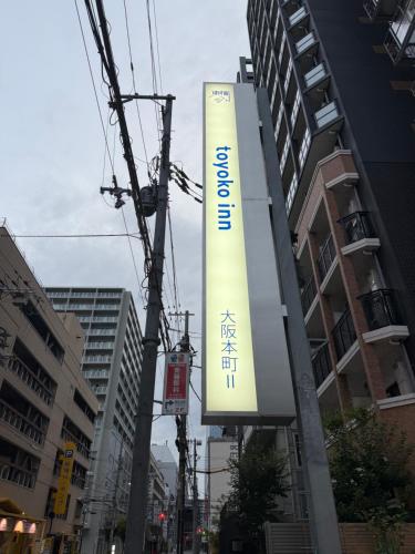 un cartel en un edificio de una ciudad en Toyoko Inn Osaka Honmachi No2, en Osaka