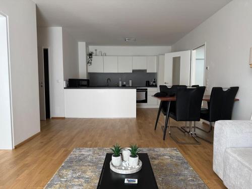 una sala de estar con un sofá y una mesa en Traumwohnung in Tulln an der Donau, en Tulln
