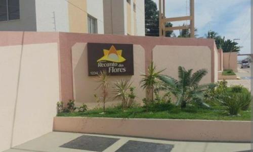 a hotel sign on the side of a building at Grande Aracaju ap executivo in São Cristóvão