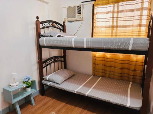 マニラにあるStan Condoの窓のある部屋に二段ベッドが2つある