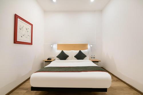 Кровать или кровати в номере Townhouse The Awadh Airport Near Chaudhary Charan Singh International Airport