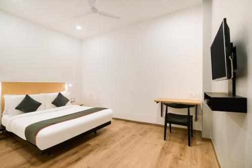 Кровать или кровати в номере Townhouse The Awadh Airport Near Chaudhary Charan Singh International Airport