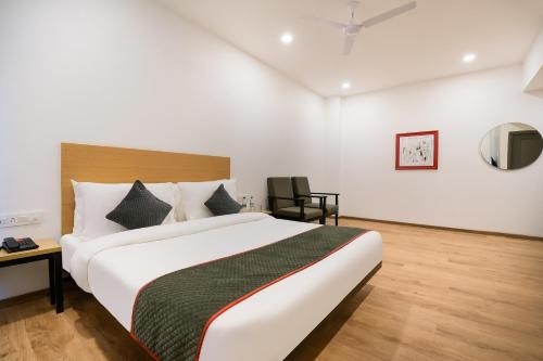 Кровать или кровати в номере Townhouse The Awadh Airport Near Chaudhary Charan Singh International Airport