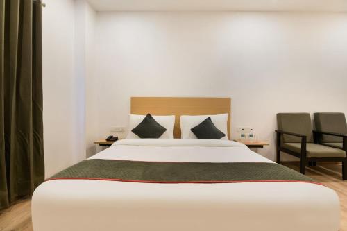 Кровать или кровати в номере Townhouse The Awadh Airport Near Chaudhary Charan Singh International Airport