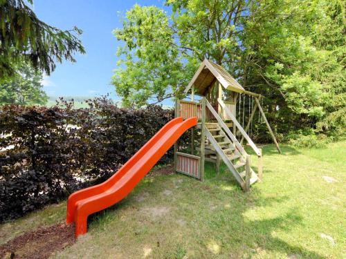 Zona de juegos infantil en Forestside Comfort & Charm
