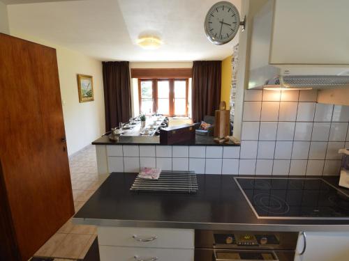 Una cocina o cocineta en Forestside Comfort & Charm