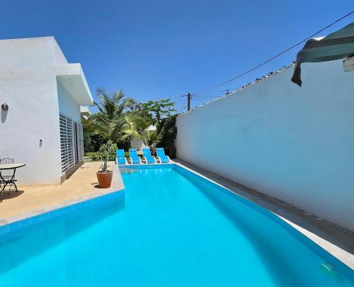 WarangにあるVilla with pool, close to seaの白い建物の前のスイミングプール