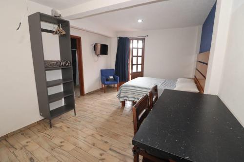 Ένα ή περισσότερα κρεβάτια σε δωμάτιο στο Casa Dos Fridas - Centro Guanajuato