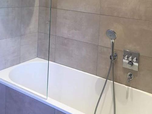 Koupelna v ubytování Cottage with Tennis Court