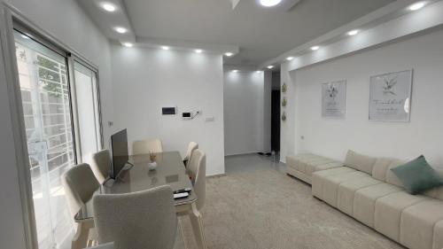 Ruang duduk di Cosy home by the Sea
