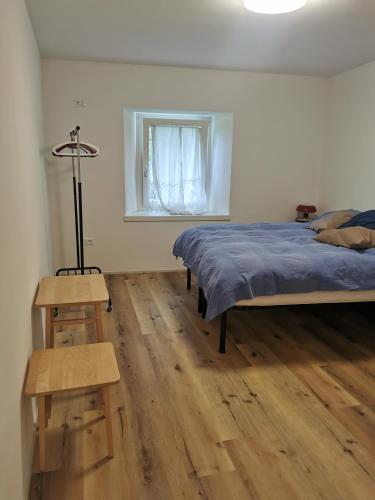 a bedroom with a bed and a window at Casa della Lavanda in Sarnonico