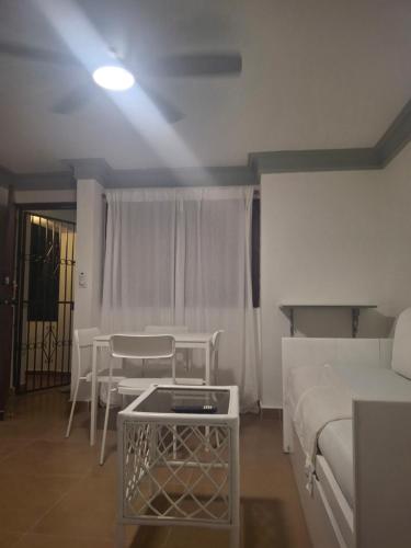 Spacious Condo with 2 queen beds in Sosua walking distance from everythingにあるシーティングエリア
