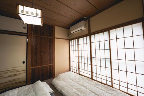 En eller flere senge i et værelse på Yume Cottage