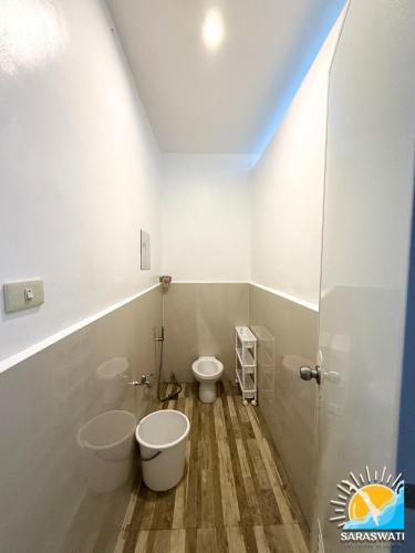 a bathroom with two toilets in a room at Saraswati Exclusive Resort in Esperanza