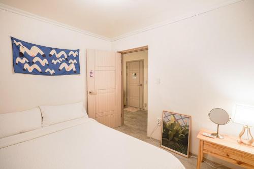 En eller flere senge i et værelse på Best Location- Fully renovated 2BR in of Itaewon