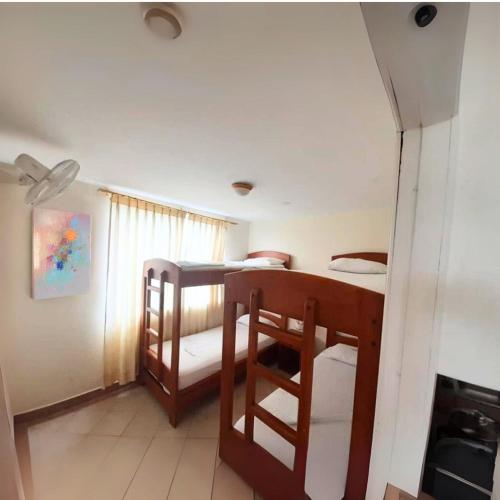 a small room with two bunk beds in it at Atacames Comodidad con Vista in Atacames