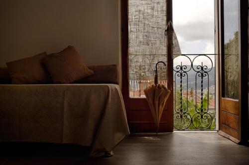 a living room with a couch and an open door at B.E.A. Maison in La Spezia
